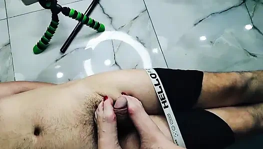 Ayakla muamele sever misin? Seviyorum ama bir kölenin orgazmını mahvetmeyi daha çok seviyorum. Bakış açısı ayakla mastürbasyon, ayak fetişi, damlayan yarak