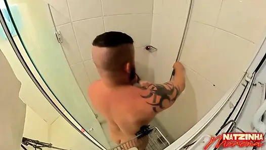 Caio internette banyo yapıyor! Büyük memeli esmer kalın bir yarağa sert biniyor