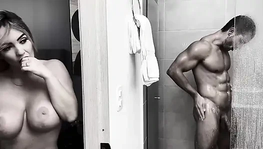 Onu duşta yakaladı ve gördüklerini sevdi