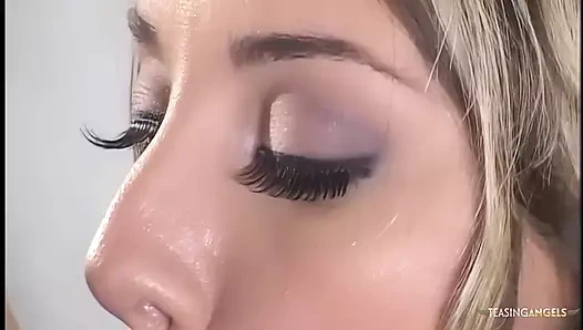 Oturma odasında klitorisini ovuyor bu dövmeli esmer büyük bir yarak arzulatıyor