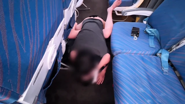 Kabin görevlisi ve yemek yerine servis ediliyor