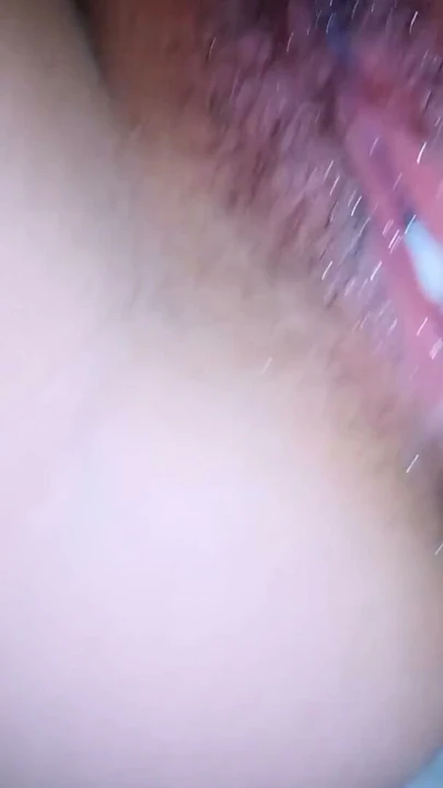 Tilki kuyruklu anal tıkaçla porno izliyor, vajinası çok kremsi süt akıyor | Klip 3