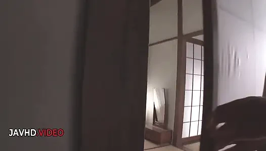 Yua Ariga'nın buharlı Japon seks sahnesinde küstah sakso macerası
