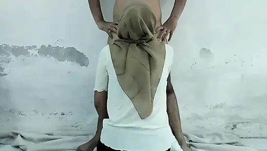 Tesettürlü oyuncu Malay Pinay oyun oynarken erkek arkadaşıyla sikişiyor