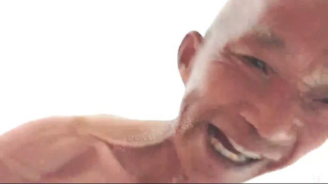 LE MAIGRE CHINOIS AU LIT