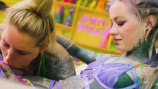 Yaramaz Alman lezbiyenler şaplak atma seansında - dize kıyafet ve vinil gırtlağına kadar takma yarakla azdırıyor