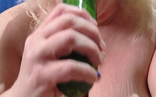 En büyük salatalık emiyor