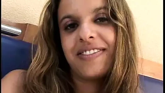 Latin honey iki adam tarafından çifte sikiliyor ve dölleniyor