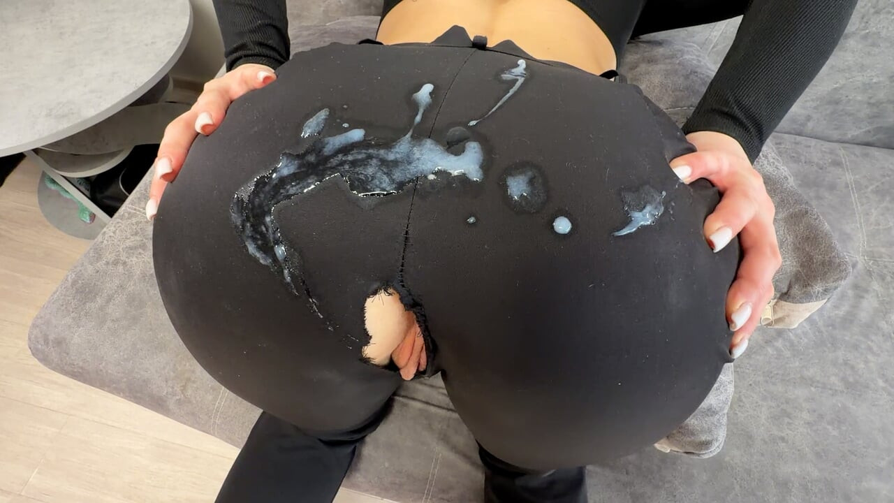 Bu büyük göt bu seksi pantolonlara sığmıyor, büyük götünü sikmek için deliğini kesmek zorunda kaldım