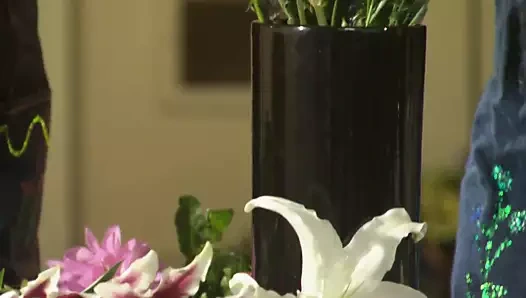 Busty şık oyun masasında hardcore dövülerek alır