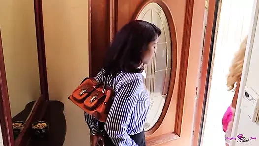 Sarışın lezbiyen eve gelir gelmez yaramaz kız arkadaşının üstüne çıkıyor