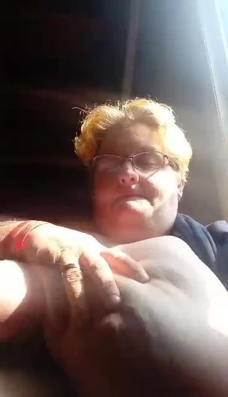 Şişman nine büyük göğüslerini gösteriyor