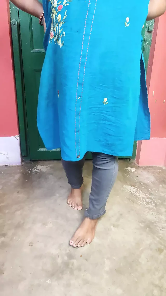 Hint bhabi tamamen çıplak yürümek üzerinde the zemin ve gösterilen ona büyük göt ve sulu kedi