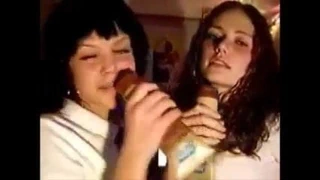 Aynı şarkıcılar tatu şarkı söyleyip öpüşüyor