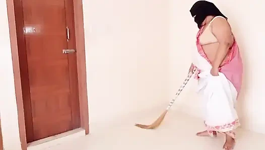 Arap üvey anne Hint tarzı sari içinde odayı süpürüyor sonra üvey oğul iri güzel vücudunu gördü ve sonra sikişiyor