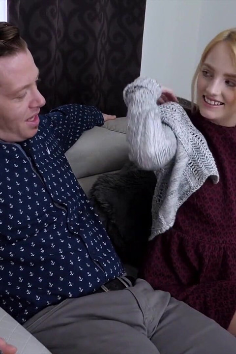 Sweet Kate Bloom bir röportajda sert sikiliyor ve yüzüne boşalma