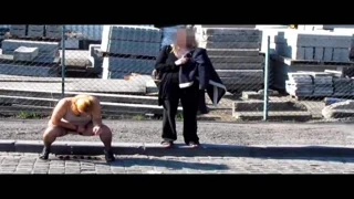 Miss flashing59 pisse en pleine rue