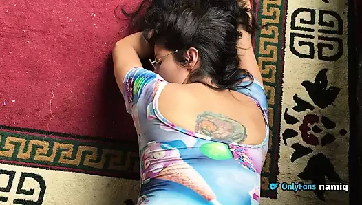 Üvey kız kardeşim onu sikip gözlüklerini sütle doldurmamı istiyor