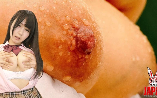 Terin meme uçlarını ne kadar sert yaptığıyla utanan üniversiteli kız Nimo onları önünüzde çimdikliyor