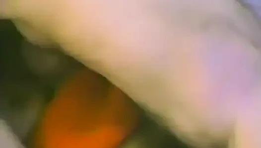 Sıkı memeli sarışın yarak emiyor ve döl yutuyor