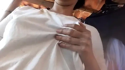 Britanny evinin verandasında fışkırtıyor