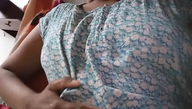 Sri Lankalı ann lustlove'da banyo odasında ve yatakta ıslak amcık ve sulu göğüsler