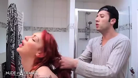 Seksi ve yaramaz kızıl saçlı bebek Julia banyoda analiz ediliyor