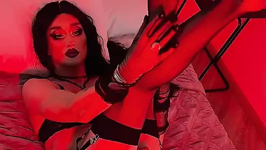 Kızıl saçlı sürtük Iskra burada götte daha fazla büyük yarak istiyor