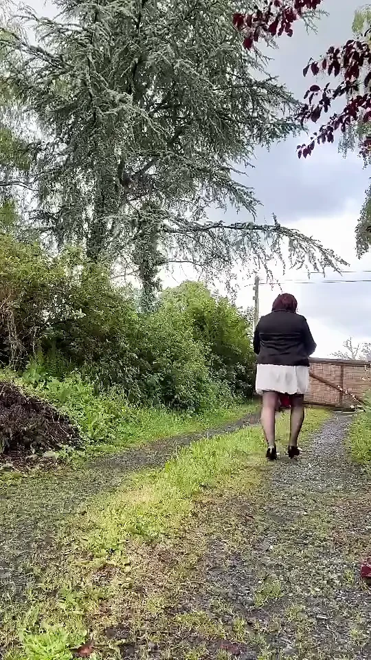 Bir akşam için küçük köpüklü etekle giyinmiş