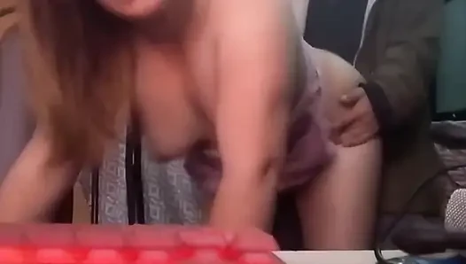 Onlar bizi web kamerasında izlerken seks yapıyoruz