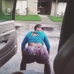 Kazak ve arabanın dışında dat seksi kıçını sallamak