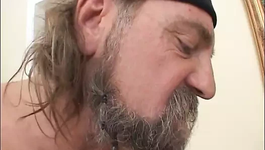 Şaşırtıcı Alman esmer aynı anda üç sert çubuk seviyor