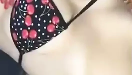 Kolej kız ilk 10 inçini dener