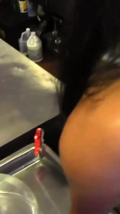 Büyüleyici an "Lezbiyen milf mentors the sarışın tarafından sahip olan mutfak seks ile bir sürü parmak ve kedi yeme"