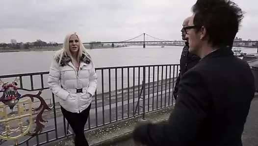 Döküm bir sarışın hile milf