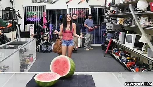 Alexis deen rehin dükkanını ziyaret ediyor - xxx piyon