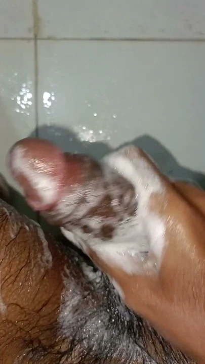 Banyo yaparken penis temizliği | Klip 1