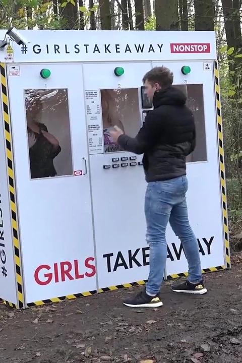 Sarışın vahşi doğada sert bir sikiş için eğiliyor