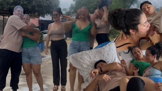 Dinlenirken karımın en iyi arkadaşını sikiyorum!