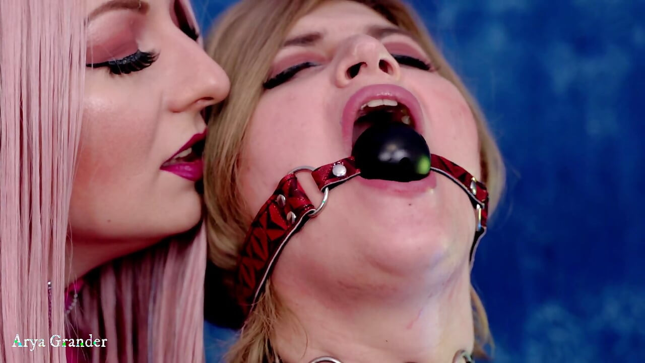 Şehvetli gag ve buz oyunu. pvc iki ateşli bdsm lezbiyen. fetiş çift sahibe ve kız.