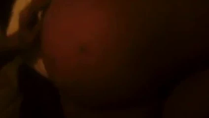 Genç bir bbw kıçına şaplak atıyor.