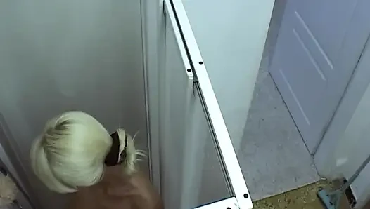 Ateşli duş oyunu için sarışın ve esmer striptiz