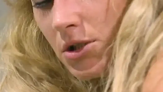 Azgın sarışın orta yaşlı seksi kadın parmaklanıyor ve sert sikiliyor