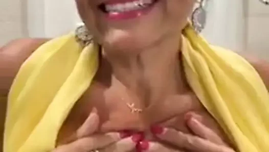 Üstsüz seksi matiure bayan