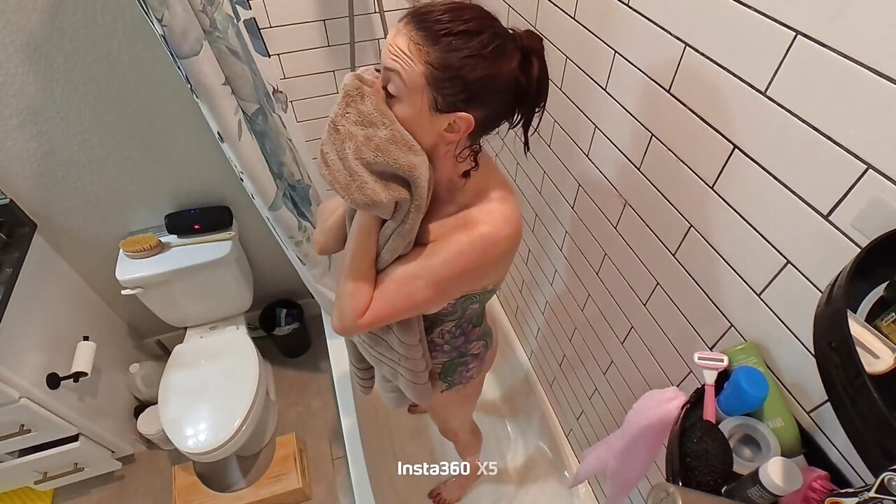 Yarak teşhiri duş macerası bölüm 1 yeni oda arkadaşı banyo kapısını kapatmayı unuttu