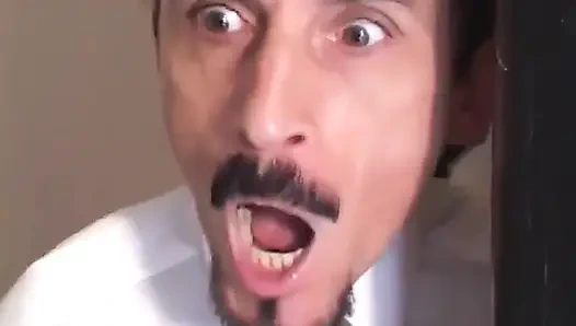 Genç ıslak esmer için iki büyük sert yarak