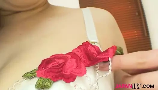 Japon milf naomi wakui becerdin içinde kedi