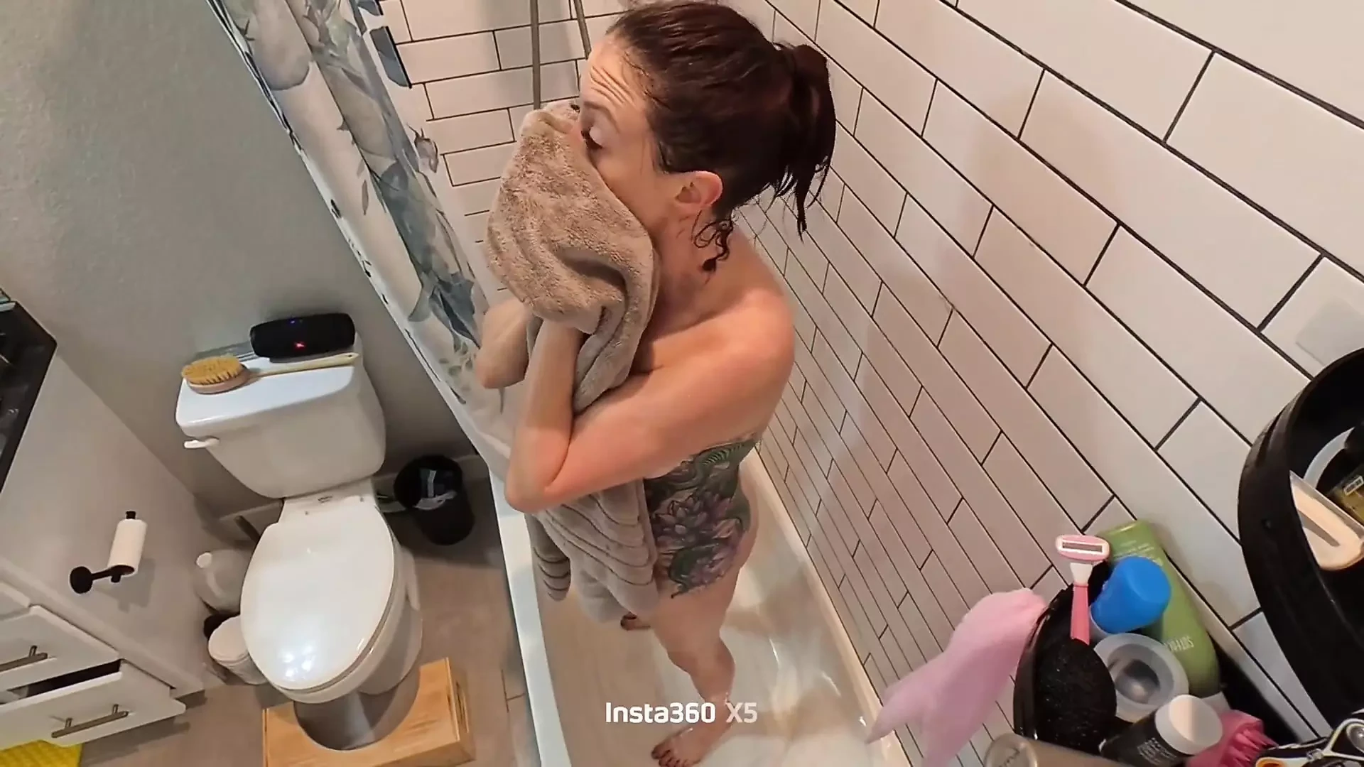 Yarak teşhiri duş macerası bölüm 1 yeni oda arkadaşı banyo kapısını kapatmayı unuttu