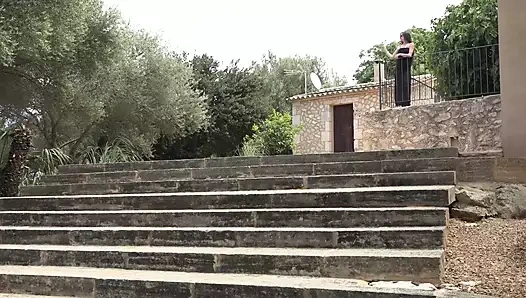 Çarpıcı esmer bebek açık havada işemeyi seviyor