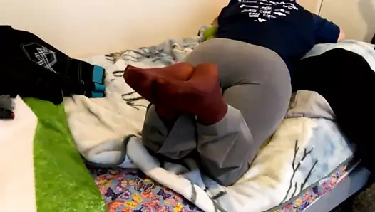 İş yerinde uzun bir günün ardından karıların bordo naylon ayakları